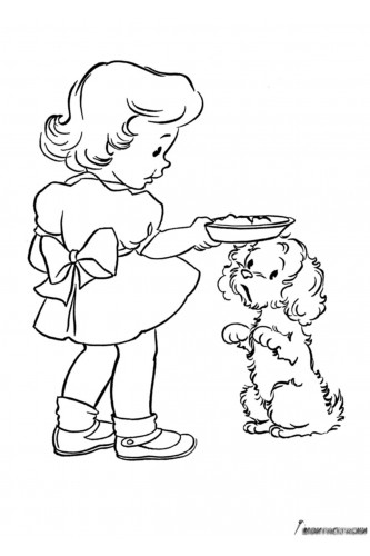 Девочка кормит собаку