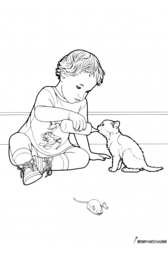 Мальчик поит котёнка молоком