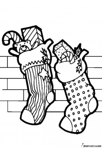 Раскраска Рождественские носки висят на стенке